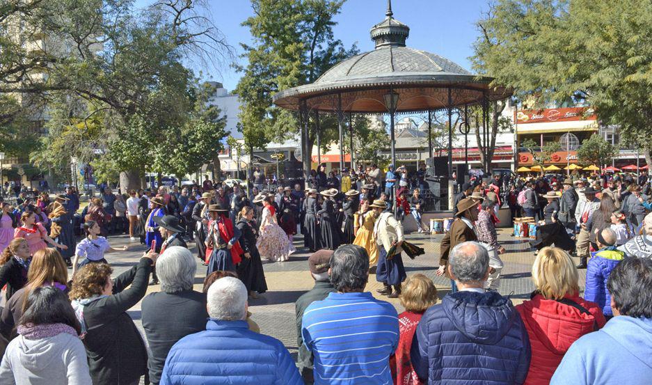 Cientos de bailarines llenaron de folclore la plaza Libertad y hoy se clausura el mes del aniversario