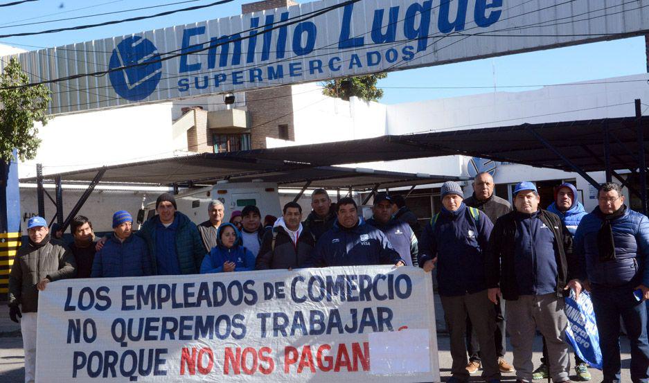 VIDEO  Continuacutea el paro de empleados de Luque por falta de pago