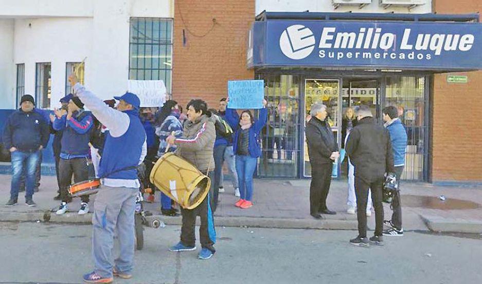 Empleados de Luque siguen de paro y no vislumbran una solucioacuten