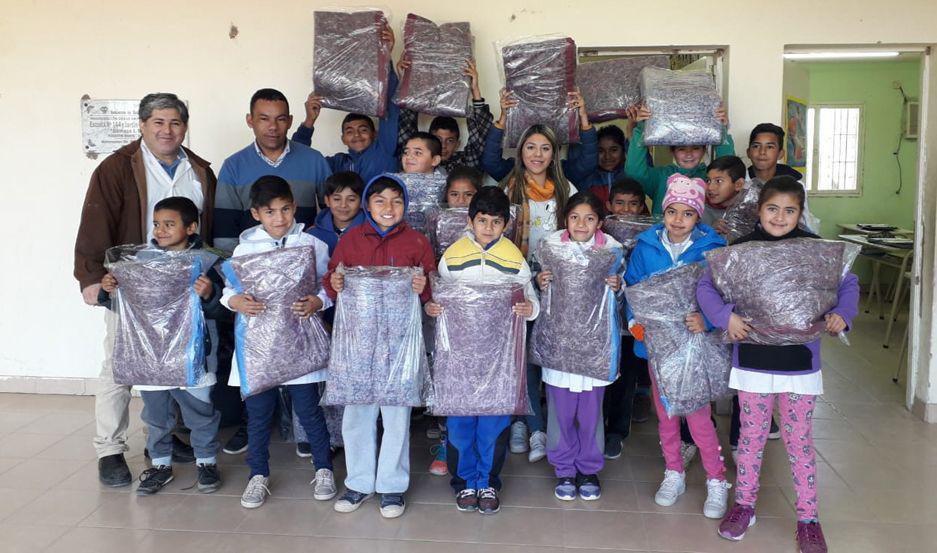 Entregan frazadas a alumnos de una escuela y un jardiacuten de Puestito Norte