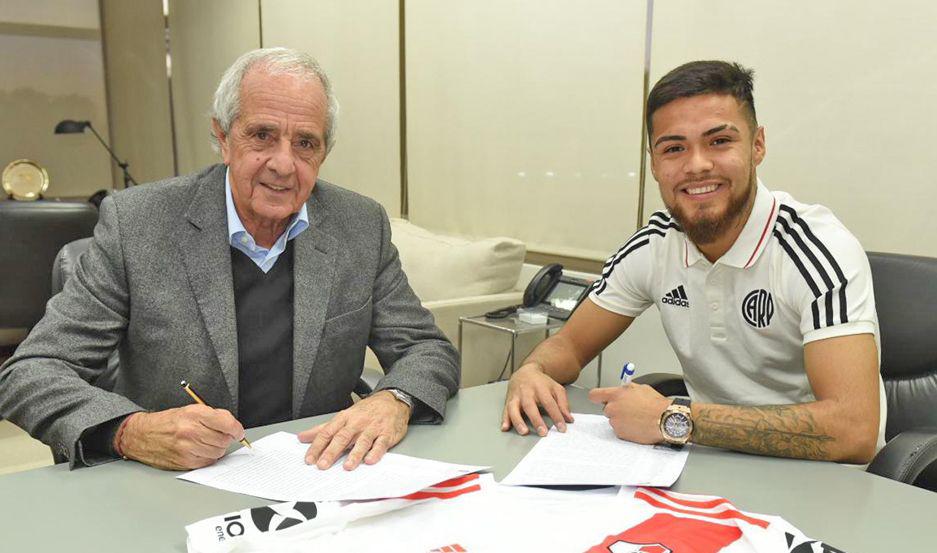 Paulo Diacuteaz firmoacute su contrato con River Plate