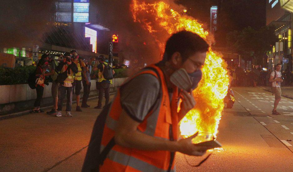 Manifestantes son reprimidos por la policiacutea en Hong Kong