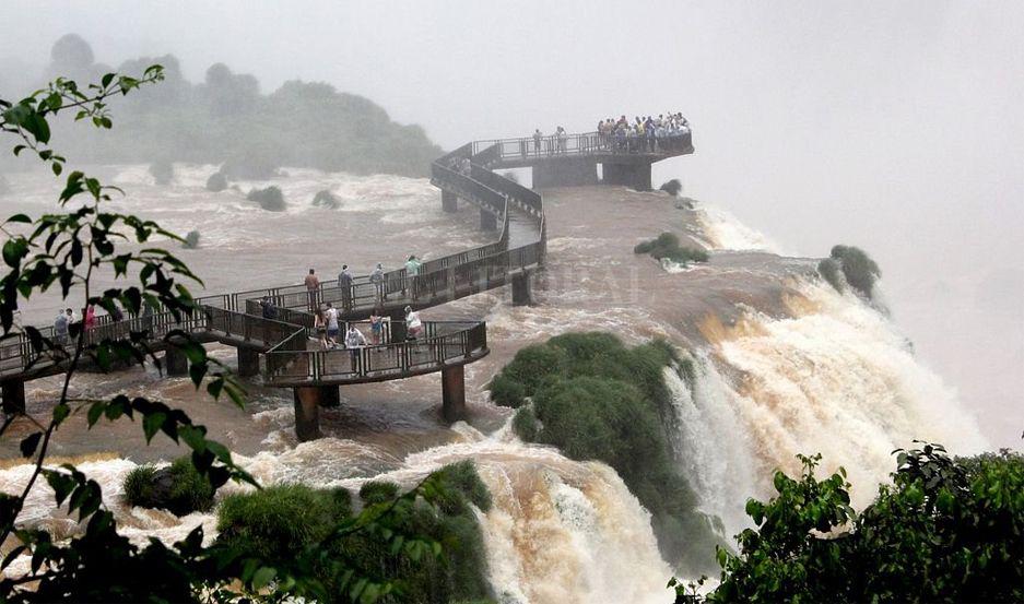 Un hombre se arrojoacute a las cataratas del Iguazuacute y buscan su cuerpo