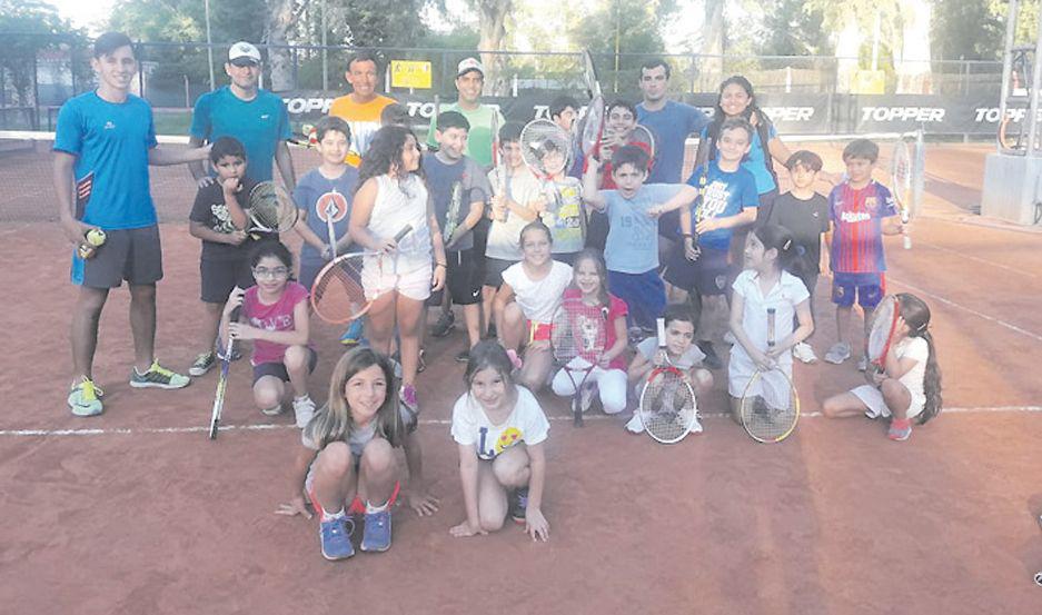 Mucha actividad teniacutestica en la escuela del Santiago Lawn Tennis Club