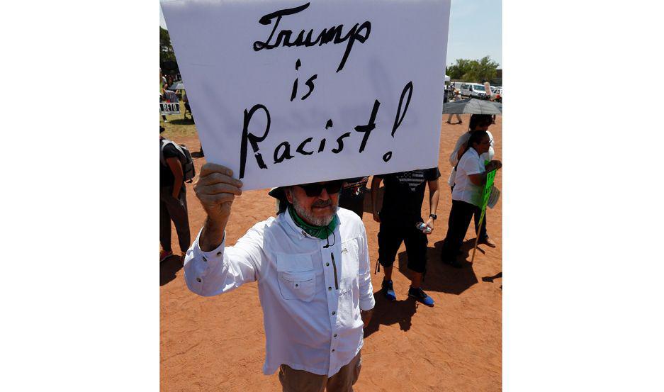 Trump enfrentoacute protestas al visitar a viacutectimas de tiroteos