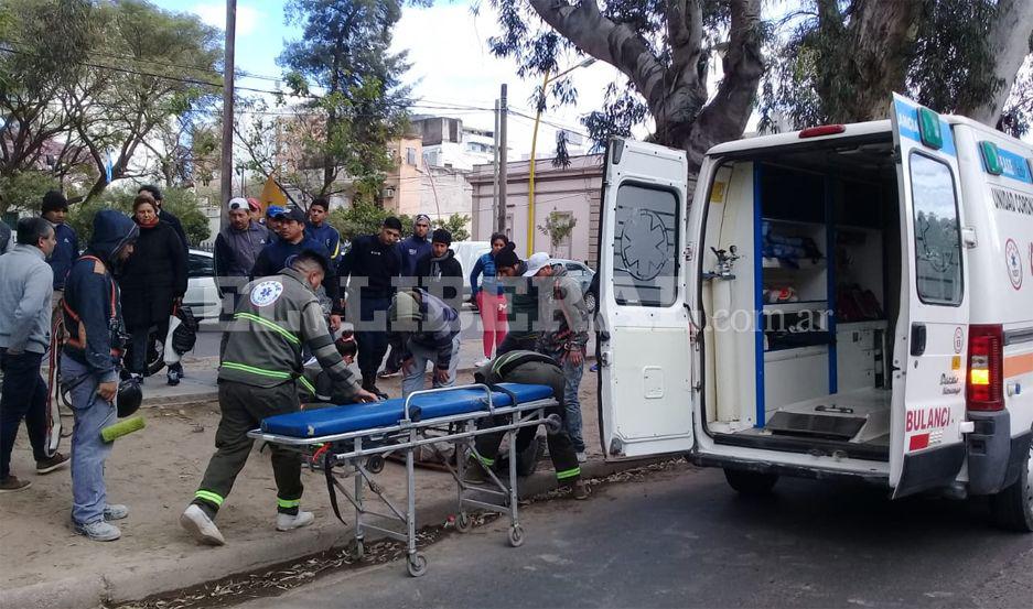 Roce entre una moto y un remiacutes dejoacute un obrero lesionado