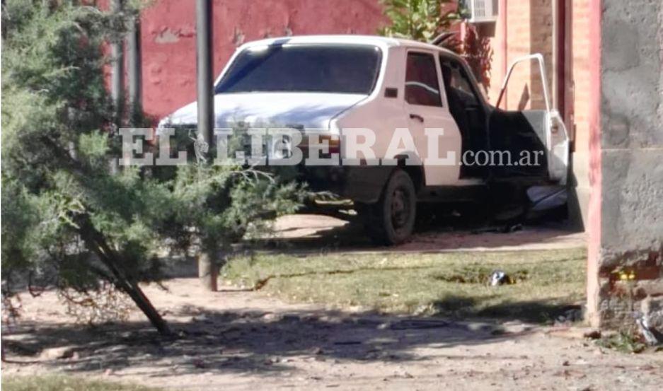 El Renault 12 terminó por impactar contra el frente de una casa del barrio Mariano Moreno Quinta Ampliación