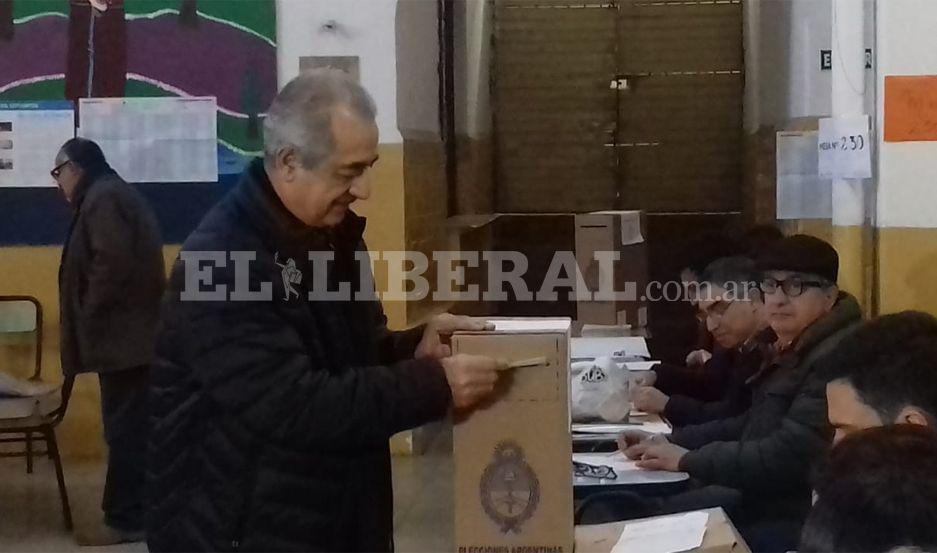 Ricardo Daives al emitir su voto