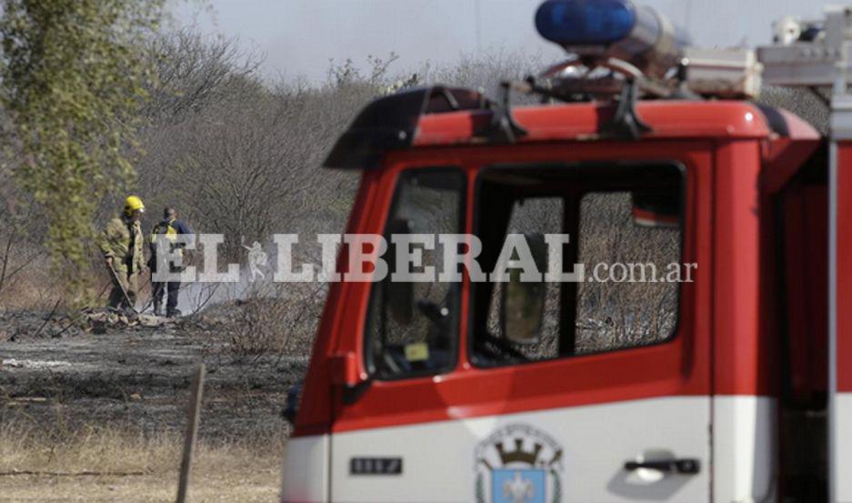 El siniestro afectó montes y pastizales cercanos a la ruta nacional 64 distante a escasos metros del barrio Santa Rosa de Lima