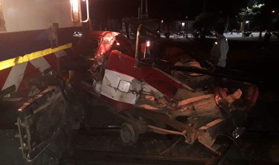 Se le quedoacute la camioneta en las viacuteas feacuterreas y fue embestida por un tren