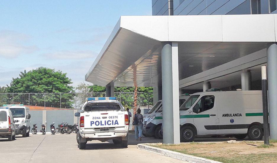 Violento choque entre dos automoacuteviles terminoacute con uno  de ellos volcado en la banquina