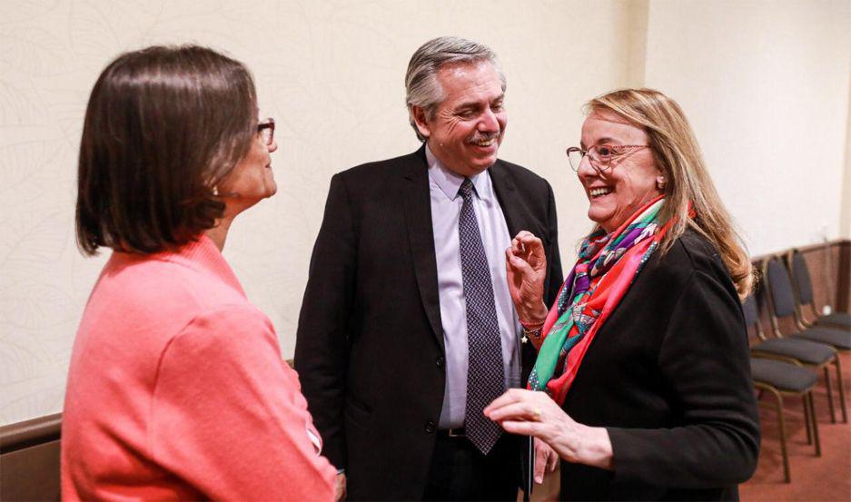 Alberto Fernaacutendez se reunioacute con las gobernadoras Alicia Kirchner y Luciacutea Corpacci