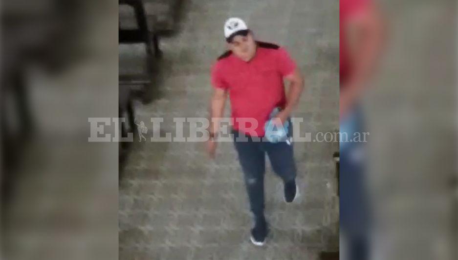 VIDEO  Un cura graboacute a un hombre cuando se robaba 80 mil pesos en limosnas