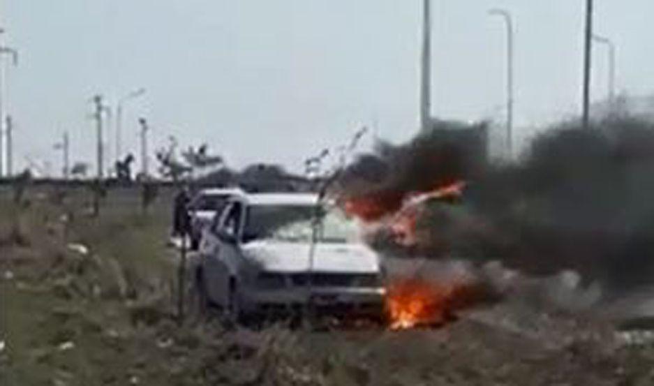 VIDEO  Automovilista salioacute a tiempo cuando su auto comenzoacute a incendiarse