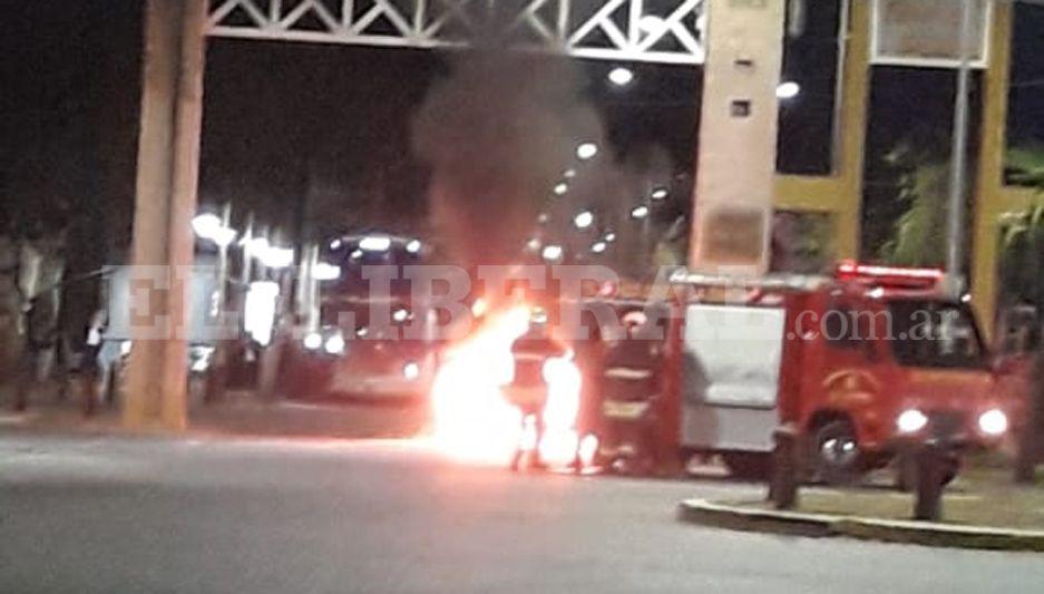 VIDEO E IMAacuteGENES  Un auto se incendioacute en pleno centro de La Banda