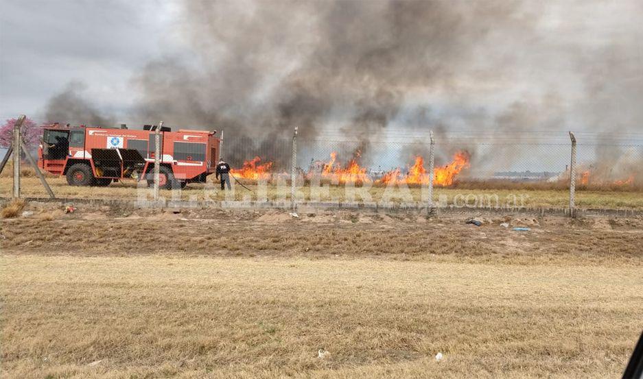 Incendio forestal en inmediaciones del Aeropuerto causoacute temor en la zona