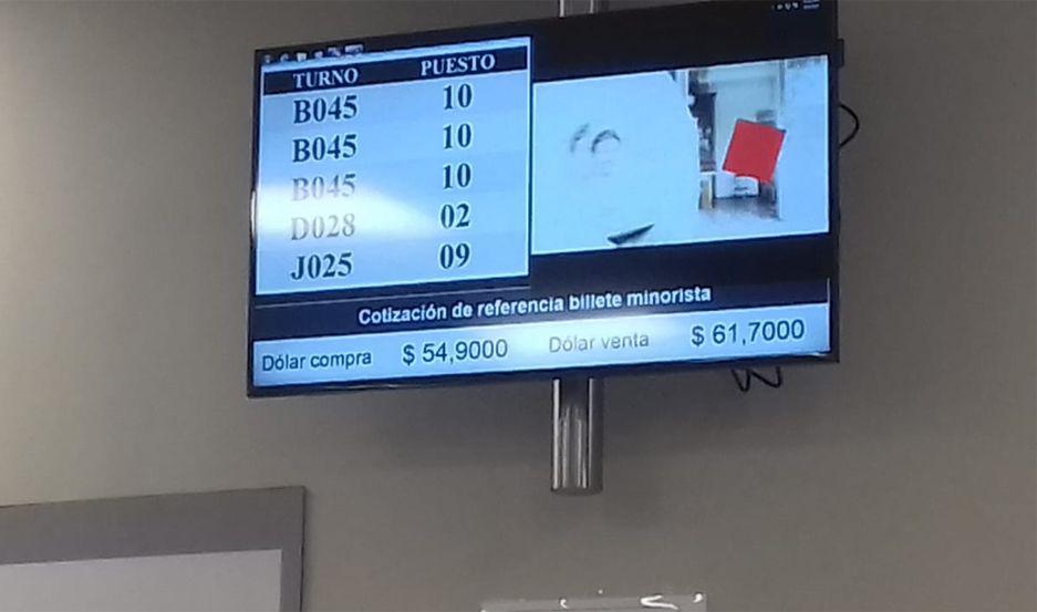 En Santiago el doacutelar se vende a 6170 y hubo demandas para extracciones en cajas de ahorro