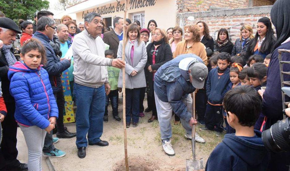 Hubo plantacioacuten de aacuterboles en un centro de jubilados