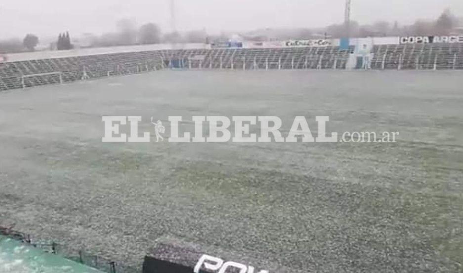 La nieve no para de caer sobre el estadio Club Social y Deportivo Alianza de la ciudad de Cutral Có