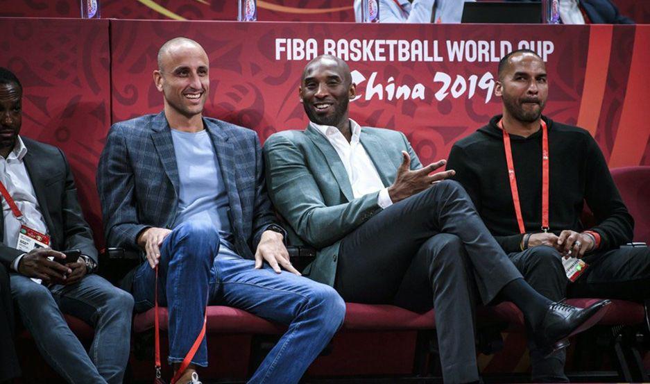 VIDEO  Manu Ginoacutebili alienta a la seleccioacuten junto a Kobe Bryant