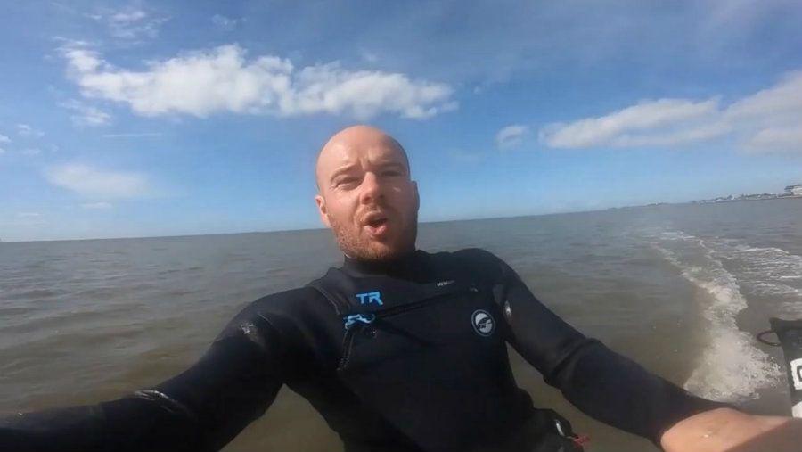 Estaba en el mar haciendo deporte y un meteorito le paso por arriba