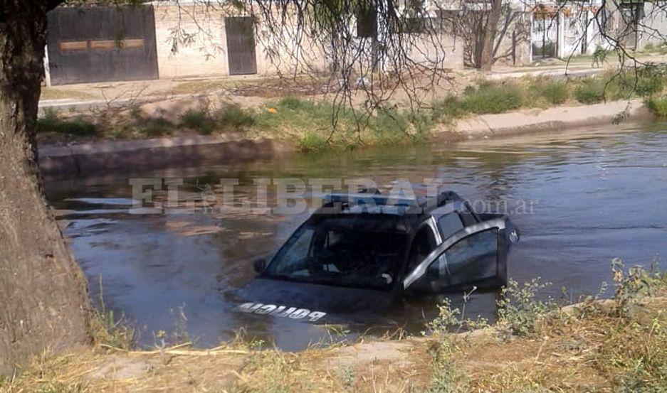 VIDEO  Un moacutevil policial terminoacute sumergido en el Canal San Martiacuten