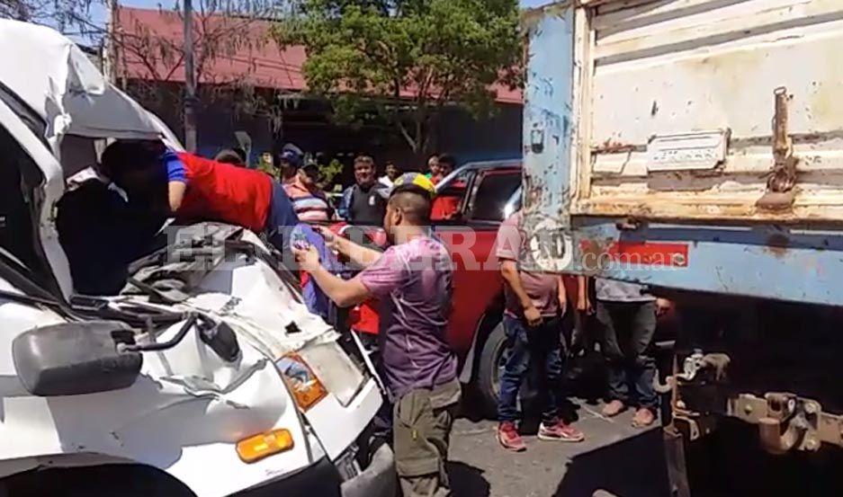 Dos repartidores se salvan de milagro tras estrellarse contra un camioacuten