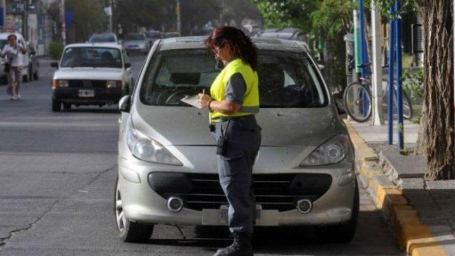 Se enojoacute con una agente de traacutensito y le tiroacute iexclsu pierna ortopeacutedica