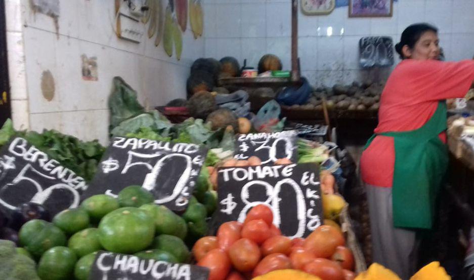 EFECTO La banana subió de 80 a 140 la ciruela a 100 y el tomate de 35 a 80 Cebolla y papa a menos de  50
