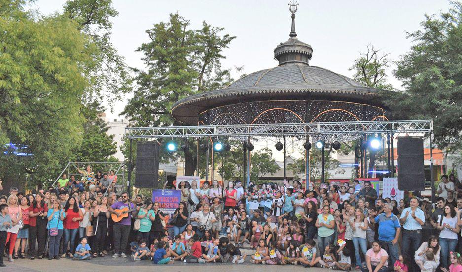 CONVOCATORIA Cientos de santiagueños se dieron cita en nuestro principal paseo para celebrar la solidaridad
