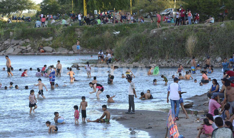 Miles de santiaguentildeos coparon el riacuteo Dulce para tratar de sobrellevar el calor infernal