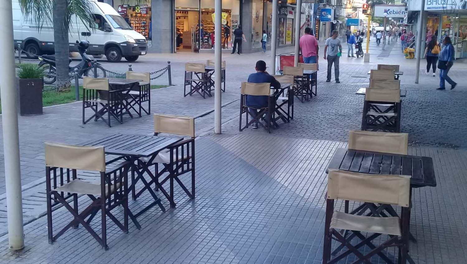 Los bares separaron en ms de un metro sus mesas y pusieron un mximo de dos sillas en cada una para evitar el contacto Fotos- Daniel Pérez-EL LIBERAL