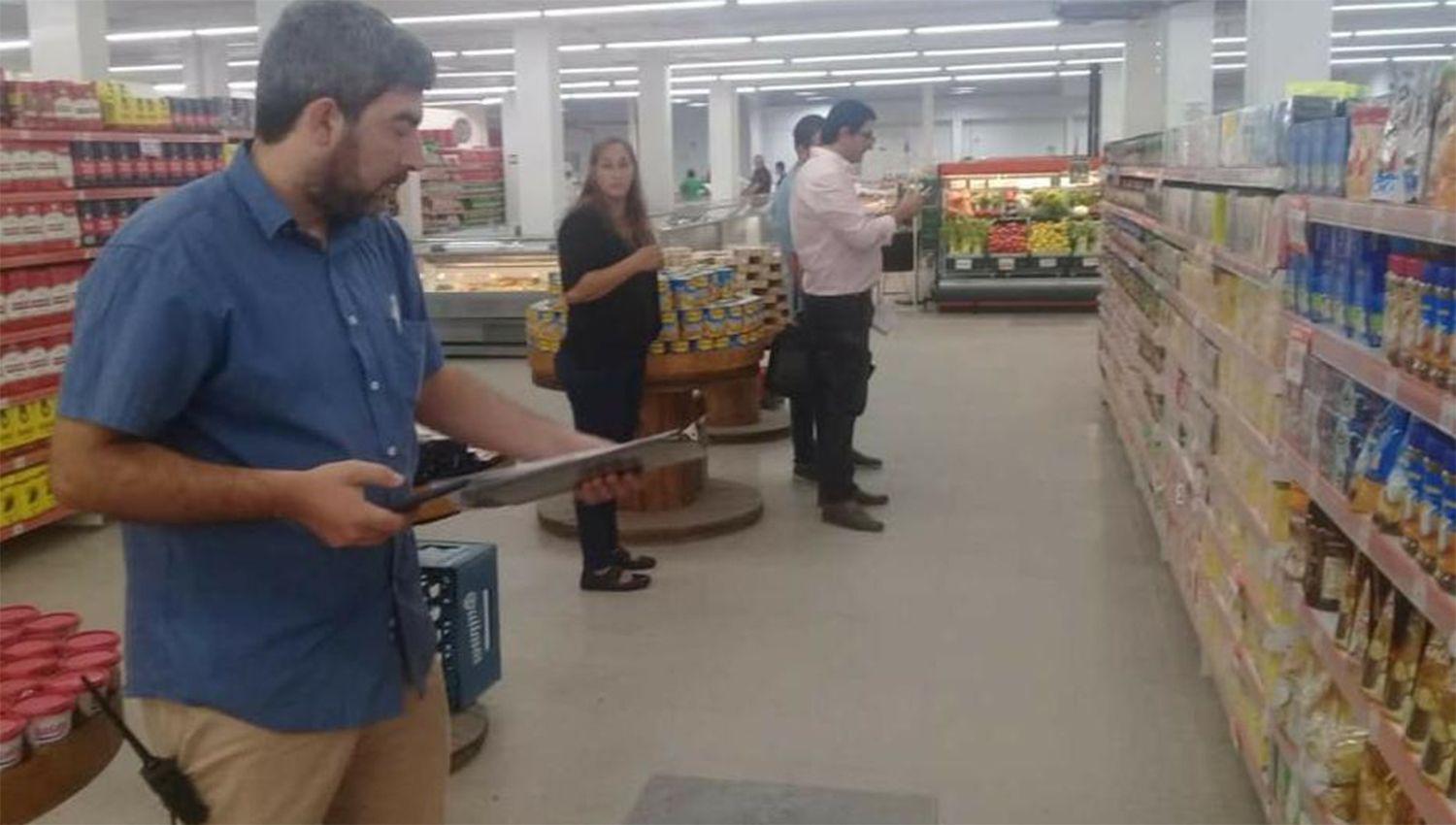 En Friacuteas cierran dos supermercados por no respetar los precios establecidos