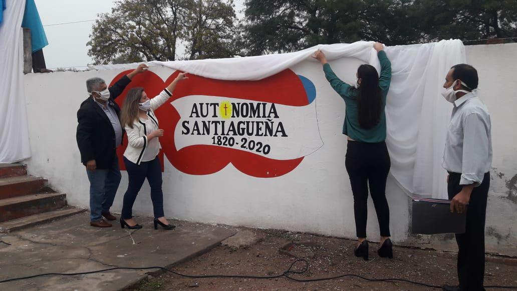 Emotivo acto por el Diacutea de la Autonomiacutea Provincial en Colonia Dora