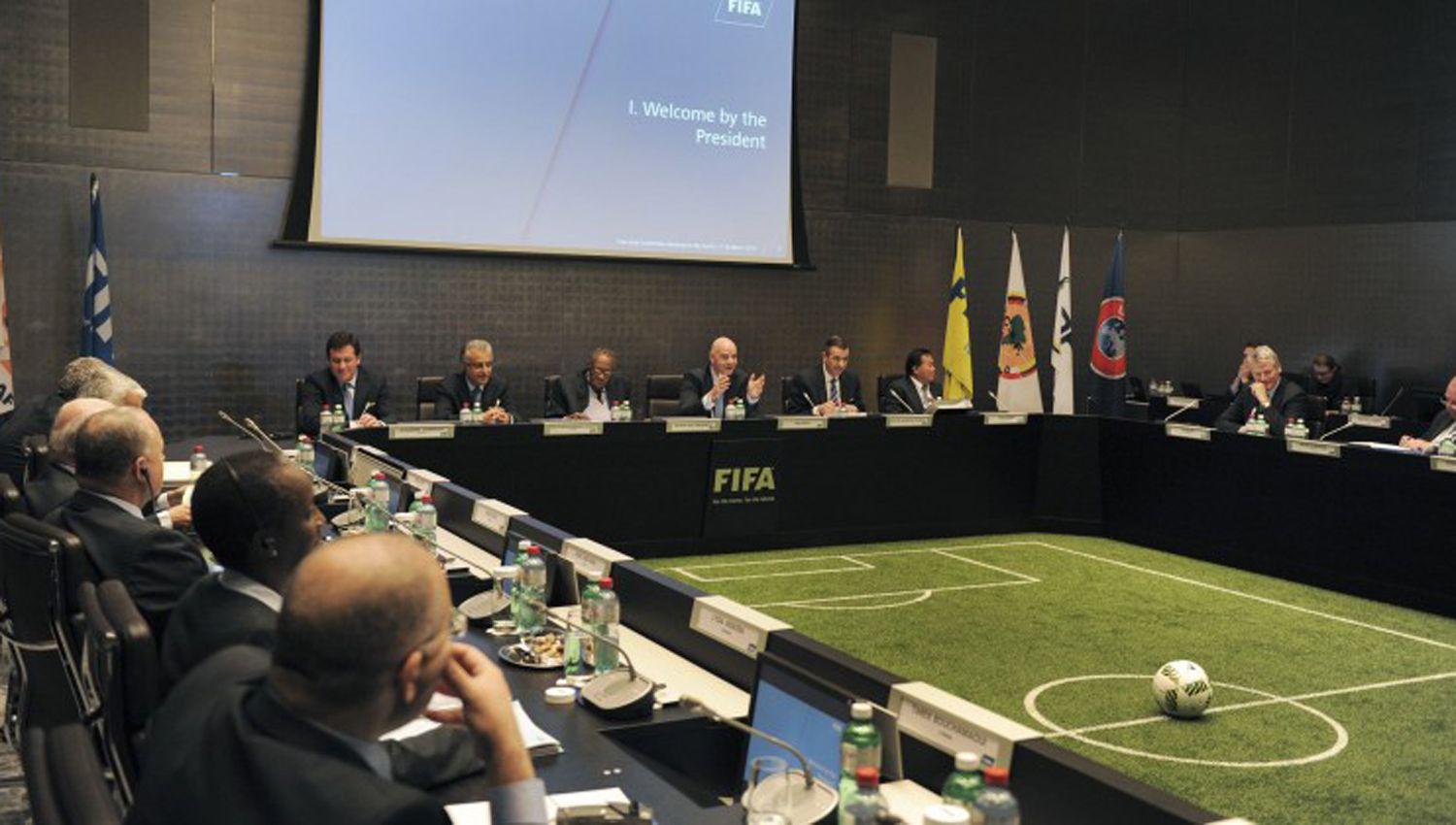 La FIFA advirtioacute sobre riesgos de contacto cuando regrese el fuacutetbol