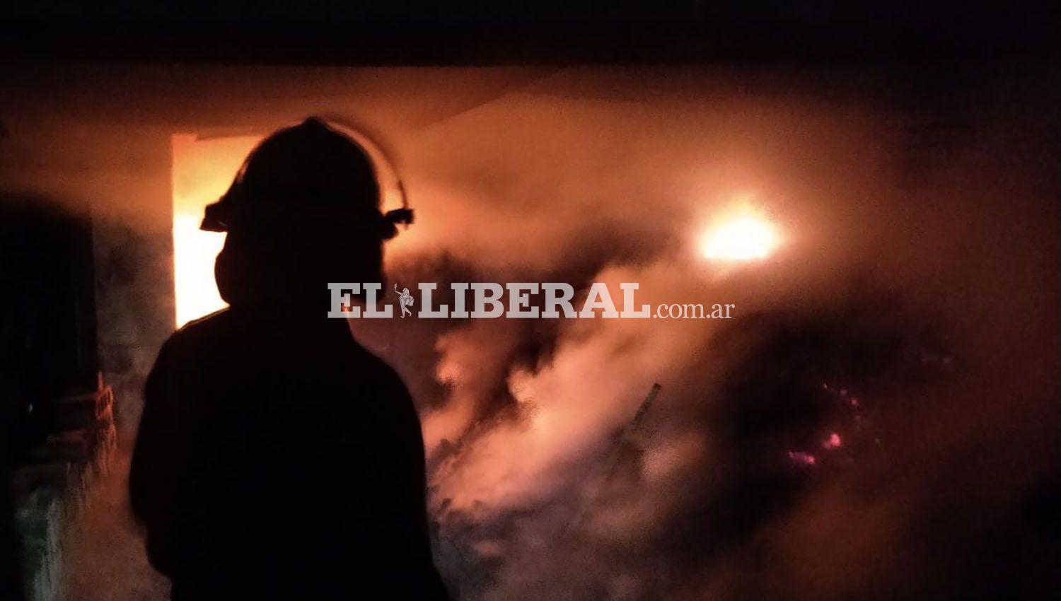 Incendio de un depoacutesito de bolsas de carboacuten causoacute paacutenico esta madrugada