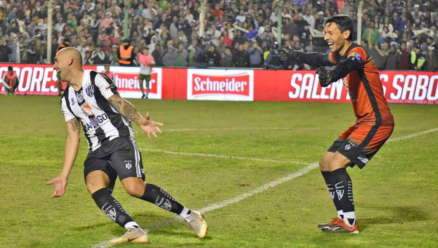 MOMENTO SUBLIME Alfredo Ramírez ya convirtió el penal decisivo César Taborda se acerca para abrazarlo El ascenso a Primera estaba consumado
