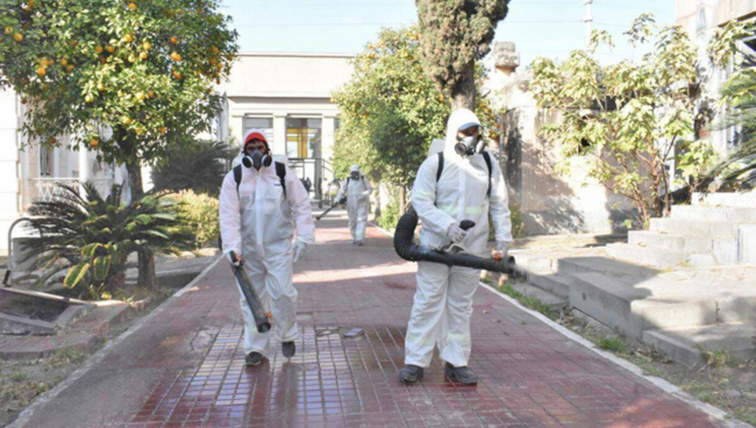 Fumigan el cementerio La Piedad por las visitas en el Diacutea del Padre