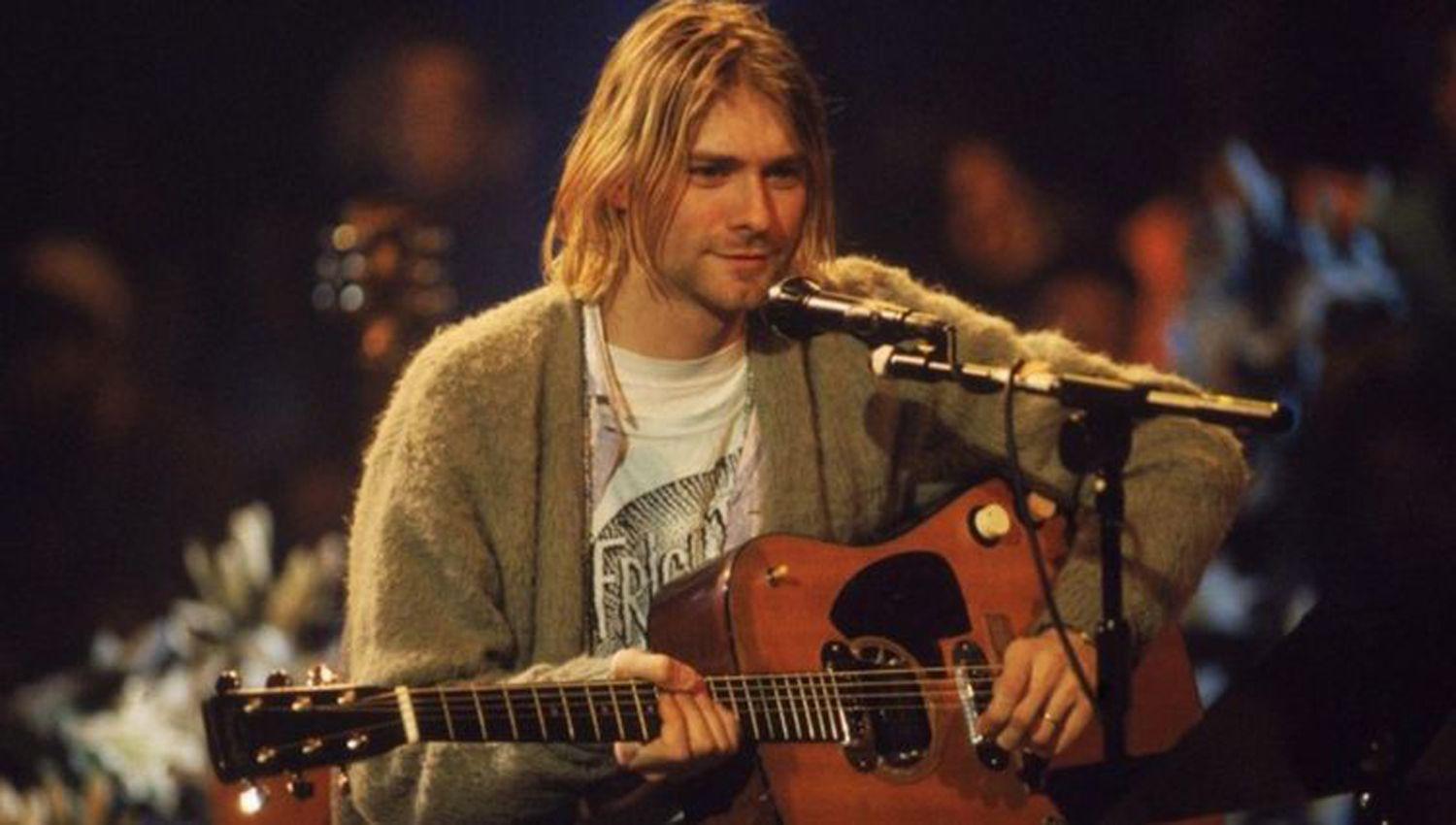 Pagaron 6 millones de doacutelares por una emblemaacutetica guitarra que utilizoacute Kurt Cobain