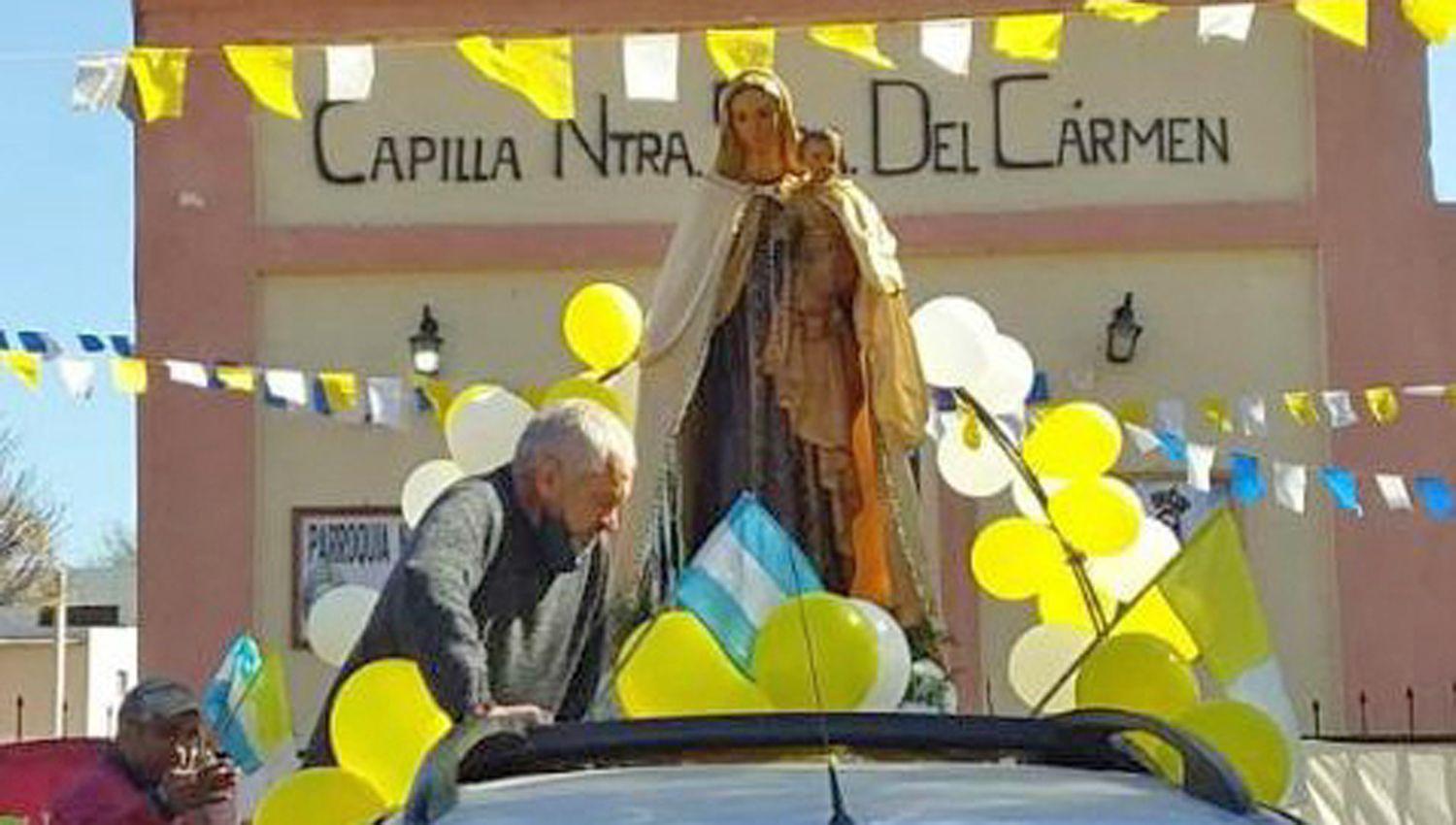 Sin la presencia de fieles la imagen de la Virgen del
Carmen bendijo a la comunidad mariana de Quebracho Coto