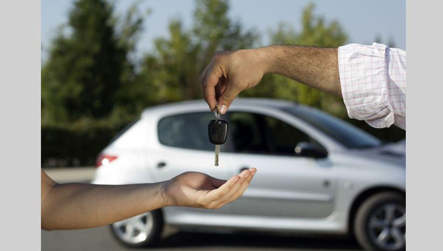 Lanzan un servicio para alquilar autos por un doacutelar