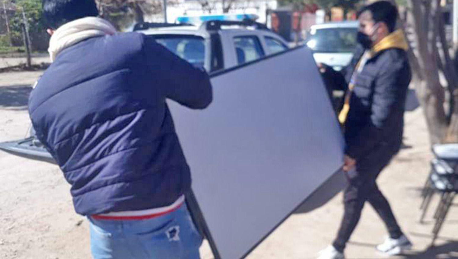 Los funcionarios policiales secuestraron la mesa y las sillas y todas las actuaciones quedar�n a cargo de la Dra Cecilia Guido