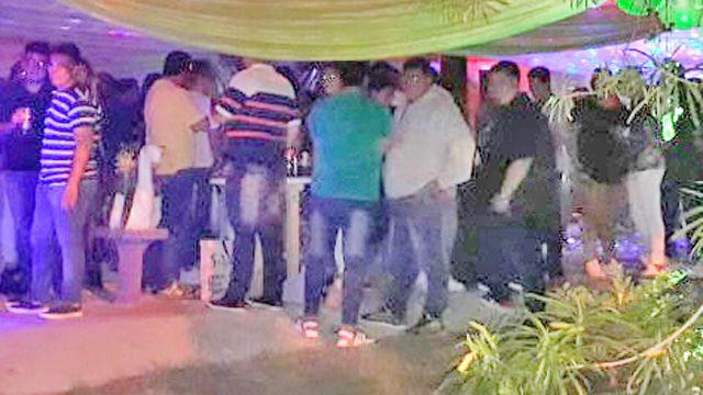 Desalojan a maacutes de 100 personas de diversas fiestas clandestinas