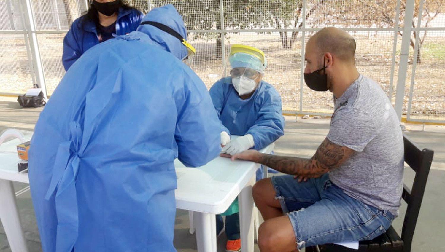 El Pichi Mercier en el momento de someterse al control r�pido en el Polideportivo Provincial Los 18 jugadores de Mitre dieron negativo