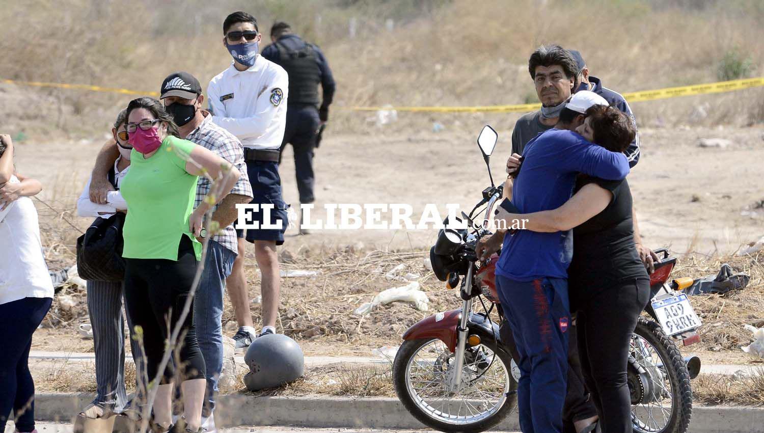 Escenas de profundo pesar en el lugar donde se halloacute el cuerpo de Marisol