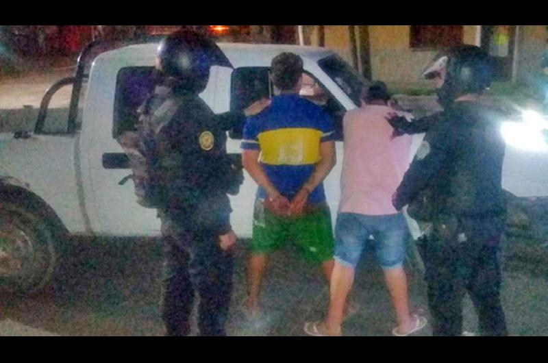 Mecaacutenico conduciacutea ebrio una camioneta oficial y llevaba droga que tiroacute al ver a la policiacutea