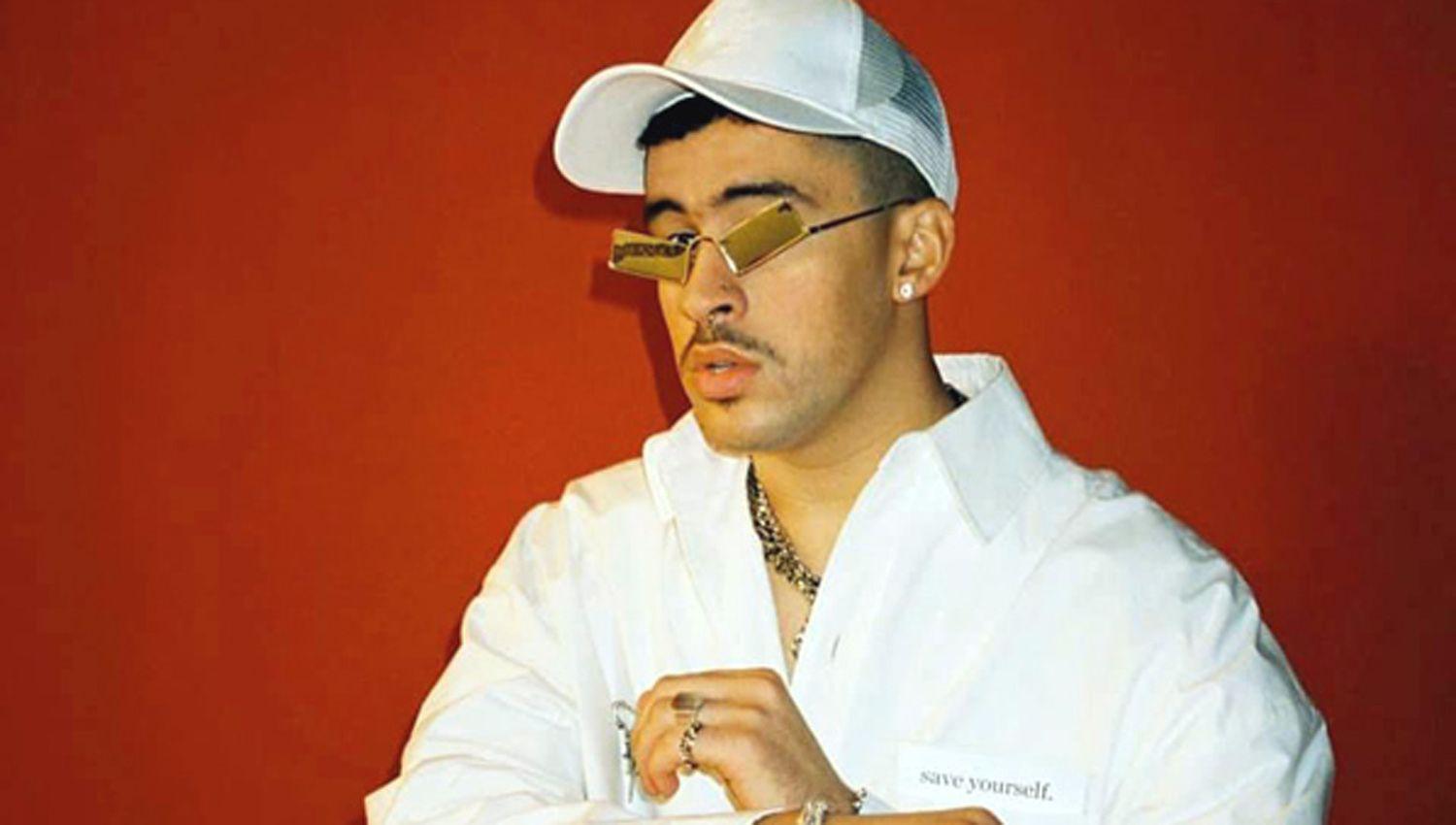 El reguetonero Bad Bunny debutaraacute en Hollywood en una peliacutecula con Brad Pitt