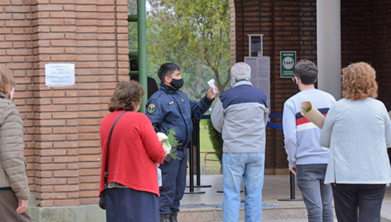 Los cementerios estaraacuten abiertos en  Antildeo Nuevo para visitas y sepelios