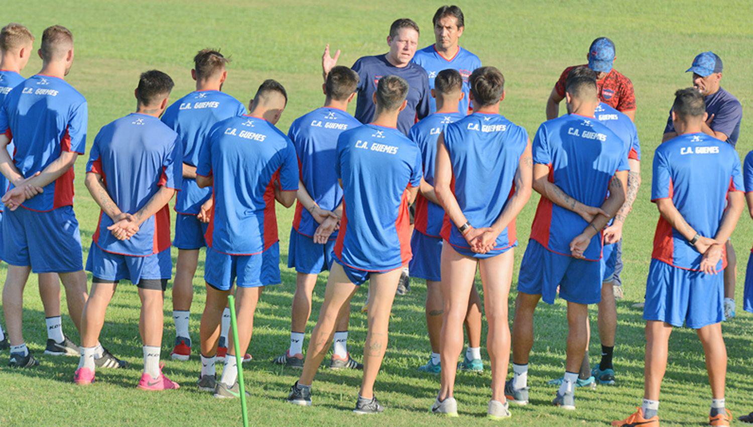 El plantel viajoacute anoche y Martel repetiriacutea el equipo