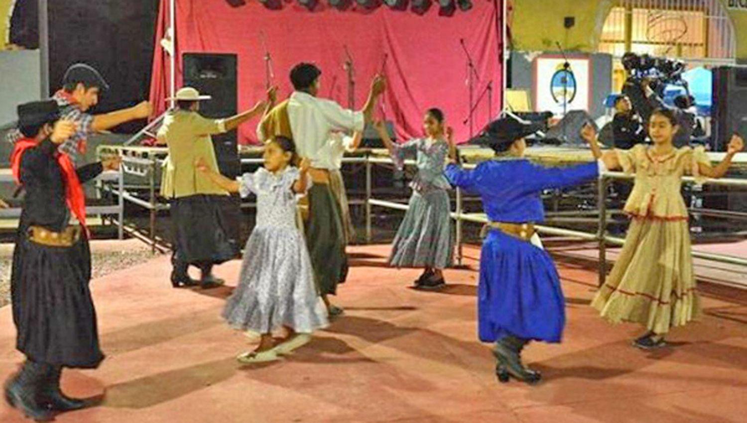 Las danzas folcloacutericas volvieron a brillar